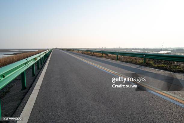 vacant asphalt road - 福建省 stock pictures, royalty-free photos & images