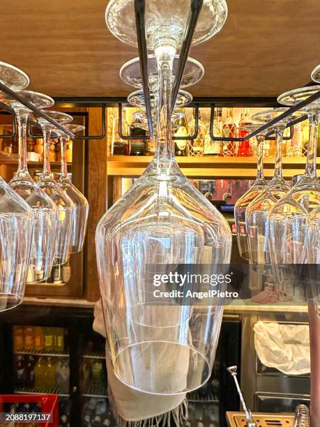 several glasses prepared for service on a shelf in a bar. - en el café stock pictures, royalty-free photos & images