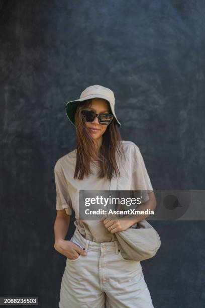 retrato de mujer joven en traje boho - bolso color crema fotografías e imágenes de stock