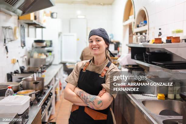 porträt einer köchin im restaurant - köchin stock-fotos und bilder