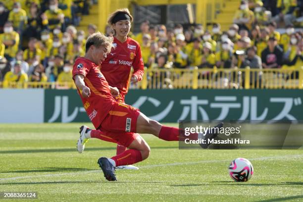 Kensuke Nagai of Nagoya Grampus scores the first goal during the J.LEAGUE MEIJI YASUDA J1 4th Sec. Match between Kashiwa Reysol and Nagoya Grampus at...