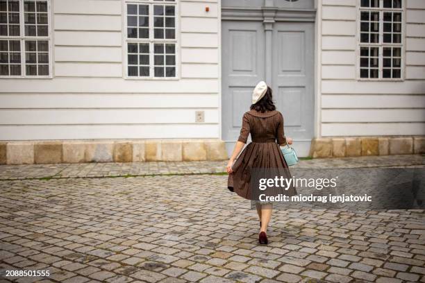 modische frau in wien - baskenmütze stock-fotos und bilder