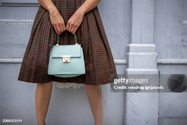femme à la mode - sac à main marron photos et images de collection