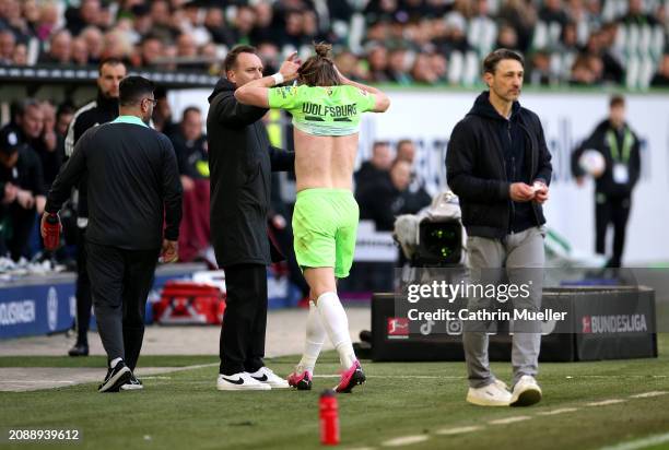 Patrick Wimmer of VfL Wolfsburg looks dejected alongside Niko Kovac, Head Coach of VfL Wolfsburg, after receiving a red card during the Bundesliga...