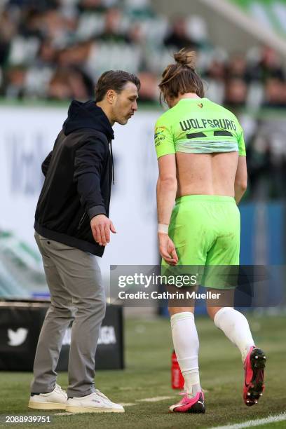 Patrick Wimmer of VfL Wolfsburg looks dejected alongside Niko Kovac, Head Coach of VfL Wolfsburg, after receiving a red card during the Bundesliga...