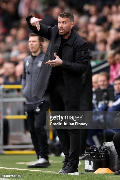 Rob Edwards, Manager of Luton Town, gives the team instructions during the Premier League match between Luton Town and Nottingham Forest at...