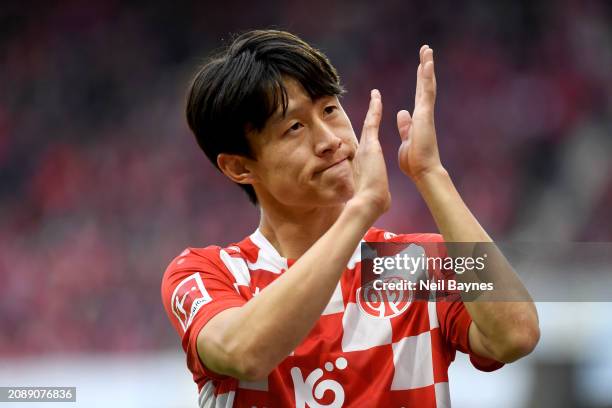 Lee Jae-Song of 1.FSV Mainz 05 applauds the fans following the team's victory during the Bundesliga match between 1. FSV Mainz 05 and VfL Bochum 1848...
