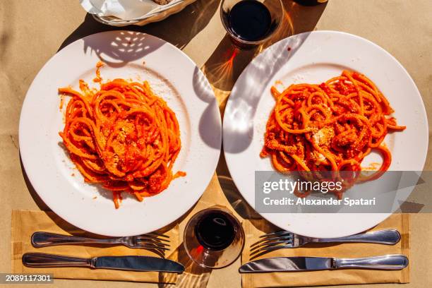 pasta amatriciana with tomato sauce and bacon, directly above view, rome, italy - italiaanse gerechten stockfoto's en -beelden