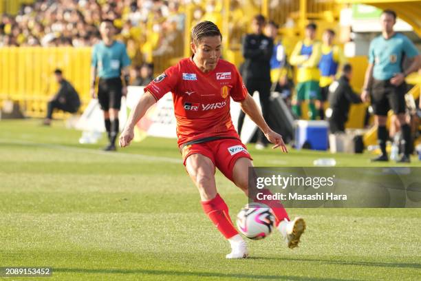 Ryosuke Yamanaka of Nagoya Grampus in action during the J.LEAGUE MEIJI YASUDA J1 4th Sec. Match between Kashiwa Reysol and Nagoya Grampus at SANKYO...