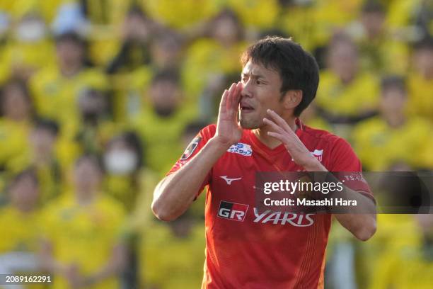 Takuji Yonemoto of Nagoya Grampus looks on during the J.LEAGUE MEIJI YASUDA J1 4th Sec. Match between Kashiwa Reysol and Nagoya Grampus at SANKYO...