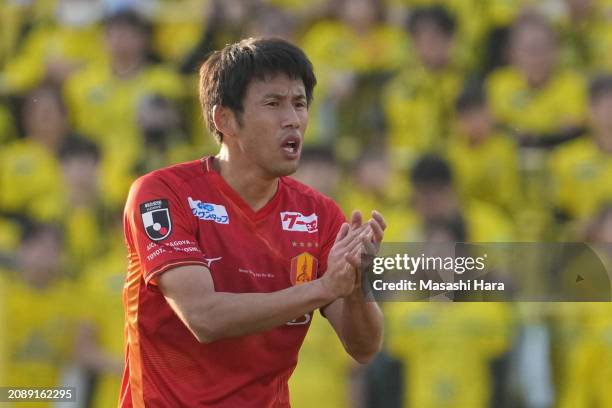 Takuji Yonemoto of Nagoya Grampus looks on during the J.LEAGUE MEIJI YASUDA J1 4th Sec. Match between Kashiwa Reysol and Nagoya Grampus at SANKYO...