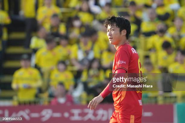 Keiya Shiihashi of Nagoya Grampus looks on during the J.LEAGUE MEIJI YASUDA J1 4th Sec. Match between Kashiwa Reysol and Nagoya Grampus at SANKYO...