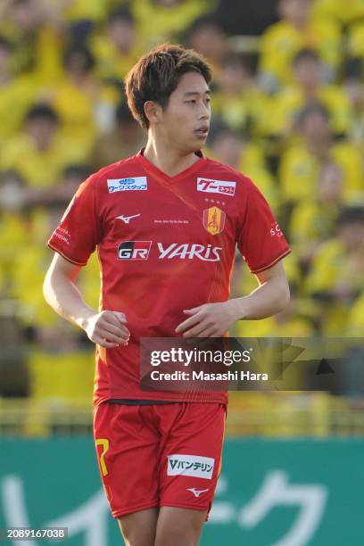 Katsuhiro Nakayama of Nagoya Grampus looks on during the J.LEAGUE MEIJI YASUDA J1 4th Sec. Match between Kashiwa Reysol and Nagoya Grampus at SANKYO...