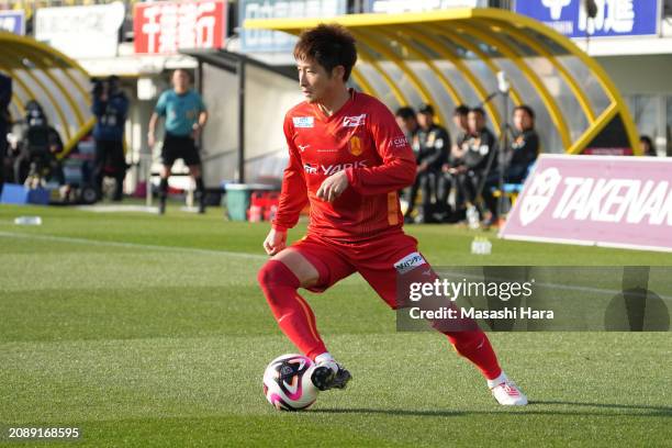 Ryuji Izumi of Nagoya Grampus in action during the J.LEAGUE MEIJI YASUDA J1 4th Sec. Match between Kashiwa Reysol and Nagoya Grampus at SANKYO...