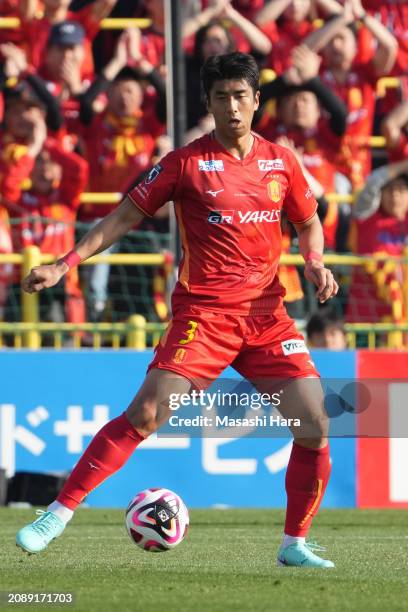 Ha Chang Rae of Nagoya Grampus in action during the J.LEAGUE MEIJI YASUDA J1 4th Sec. Match between Kashiwa Reysol and Nagoya Grampus at SANKYO...