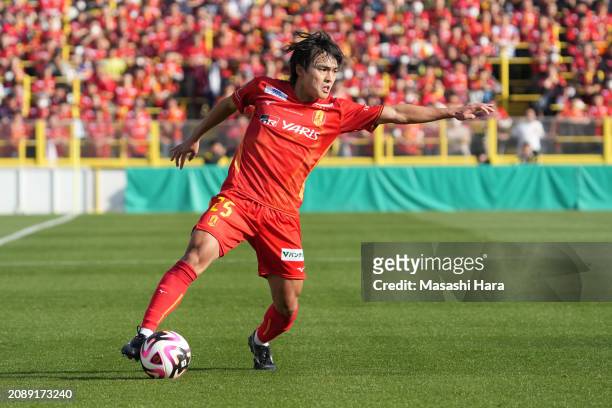 Tojiro Kubo of Nagoya Grampus in action during the J.LEAGUE MEIJI YASUDA J1 4th Sec. Match between Kashiwa Reysol and Nagoya Grampus at SANKYO...