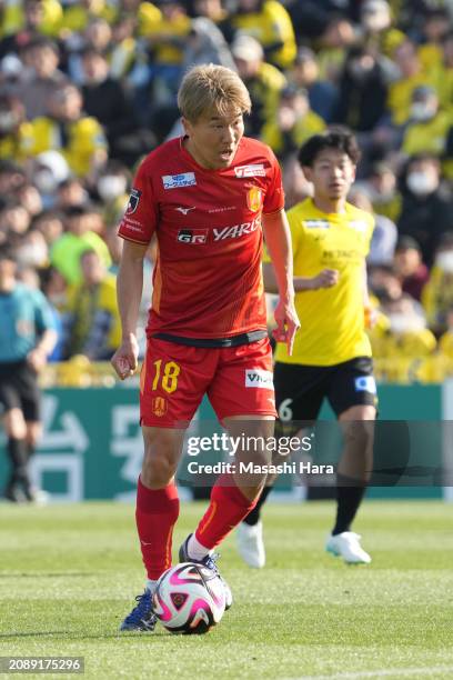 Kensuke Nagai of Nagoya Grampus in action during the J.LEAGUE MEIJI YASUDA J1 4th Sec. Match between Kashiwa Reysol and Nagoya Grampus at SANKYO...