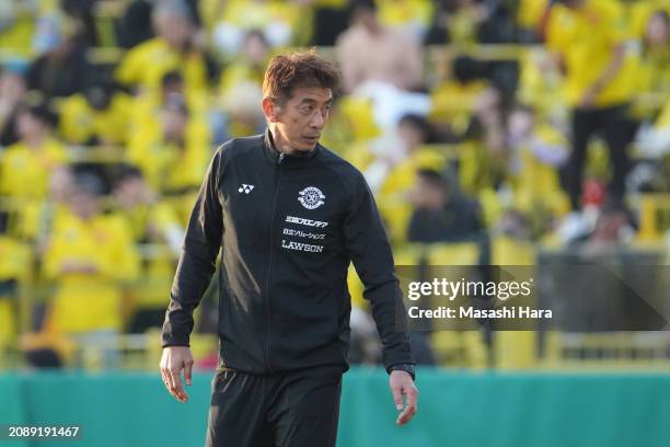 Masami Ihara, coach of Kashiwa Reysol looks on after the J.LEAGUE MEIJI YASUDA J1 4th Sec. Match between Kashiwa Reysol and Nagoya Grampus at SANKYO...