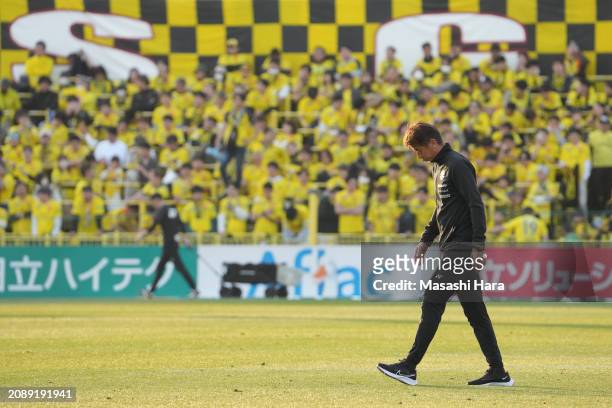 Masami Ihara, coach of Kashiwa Reysol looks on after the J.LEAGUE MEIJI YASUDA J1 4th Sec. Match between Kashiwa Reysol and Nagoya Grampus at SANKYO...