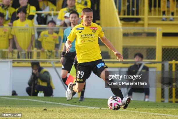 Takuya Shimamura of Kashiwa Reysol in action during the J.LEAGUE MEIJI YASUDA J1 4th Sec. Match between Kashiwa Reysol and Nagoya Grampus at SANKYO...