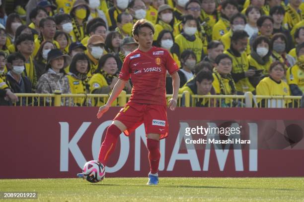 Tsukasa Morishima of Nagoya Grampus in action during the J.LEAGUE MEIJI YASUDA J1 4th Sec. Match between Kashiwa Reysol and Nagoya Grampus at SANKYO...