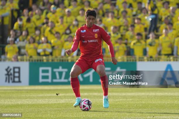 Ha Chang Rae of Nagoya Grampus in action during the J.LEAGUE MEIJI YASUDA J1 4th Sec. Match between Kashiwa Reysol and Nagoya Grampus at SANKYO...