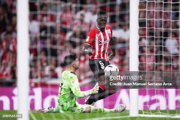 Inaki Williams of Athletic Club shoots against Antonio Sivera of Deportivo Alaves during the LaLiga EA Sports match between Athletic Bilbao and...