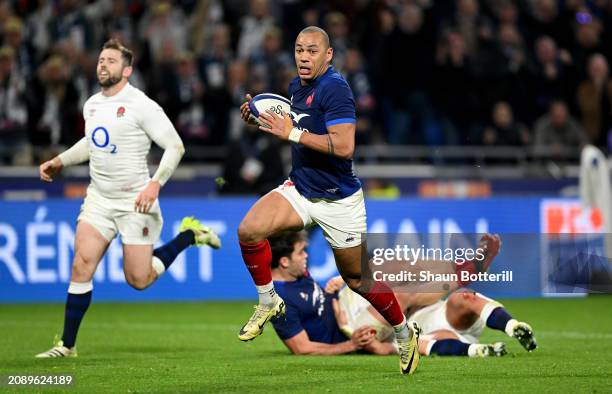 Gael Fickou of France makes a break to score his team's third try during the Guinness Six Nations 2024 match between France and England at Groupama...