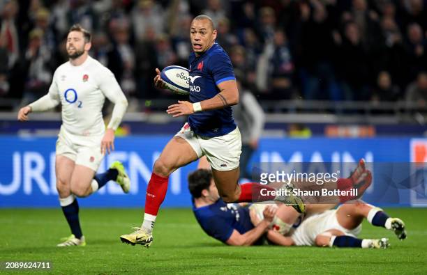 Gael Fickou of France makes a break to score his team's third try during the Guinness Six Nations 2024 match between France and England at Groupama...