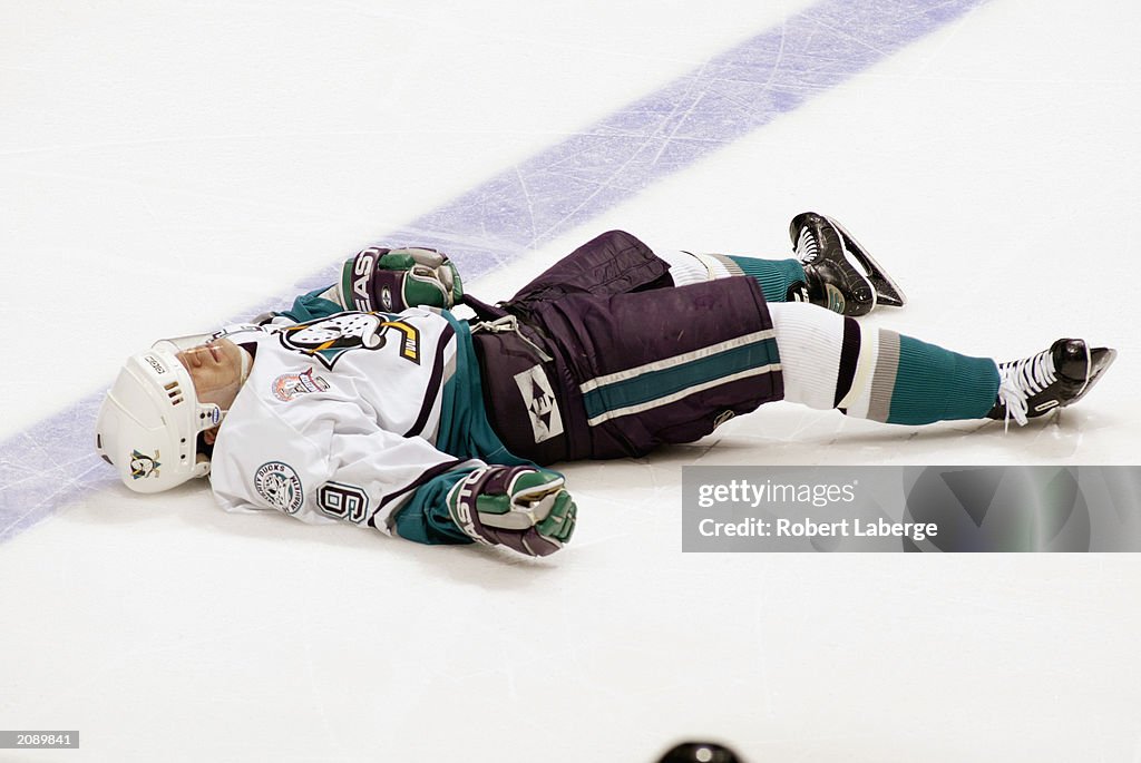 Kariya Lays On Ice