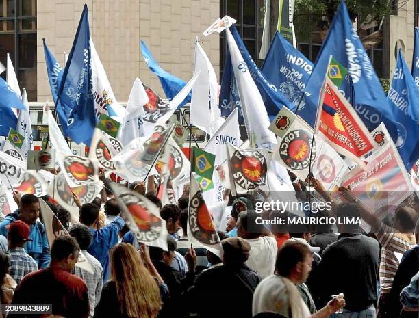 Brazilian metal workers rally for better employment conditions in front of the Industrial Federation of Sao Paulo 22 October, 2001 in Sao Paulo's...