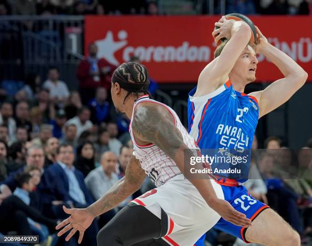 Justus Hollatz of Anadolu Efes and Isaiah Canaan of Olympiakos compete during the Turkish Airlines Euroleague 30th week match between Anadolu Efes...