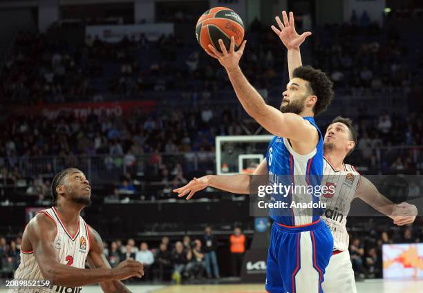 Elijah Bryant of Anadolu Efes in action against Giannoulis Larentzakis of Olympiakos during the Turkish Airlines Euroleague 30th week match between...