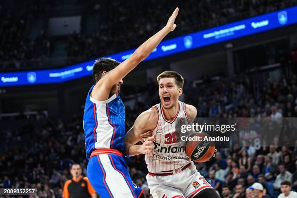 Derek Xavier Willis of Anadolu Efes and Filip Petrusev of Olympiakos compete during the Turkish Airlines Euroleague 30th week match between Anadolu...