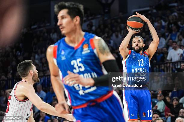 Darius Jamar Thompson of Anadolu Efes and Alec Peters of Olympiakos compete during the Turkish Airlines Euroleague 30th week match between Anadolu...