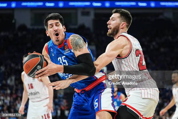 Derek Xavier Willis of Anadolu Efes and Alec Peters of Olympiakos compete during the Turkish Airlines Euroleague 30th week match between Anadolu Efes...