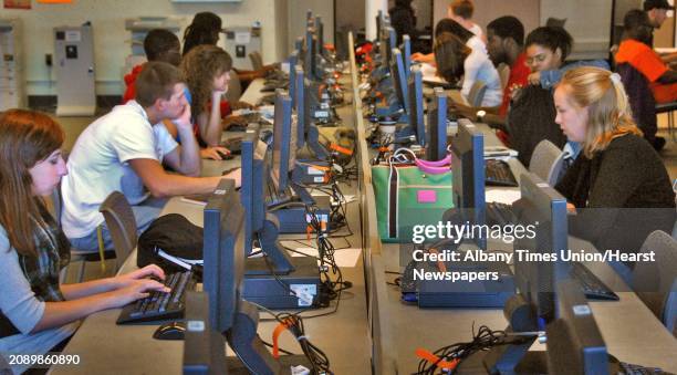 Students Computer Hardware Lab 7,731 Computer Lab Students Stock Photos, High-Res Pictures, and Images ...
