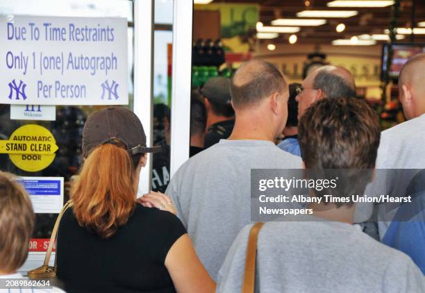 Autograph Queue 123 Mohawk Hall Stock Photos, High-Res Pictures, and Images - Getty Images