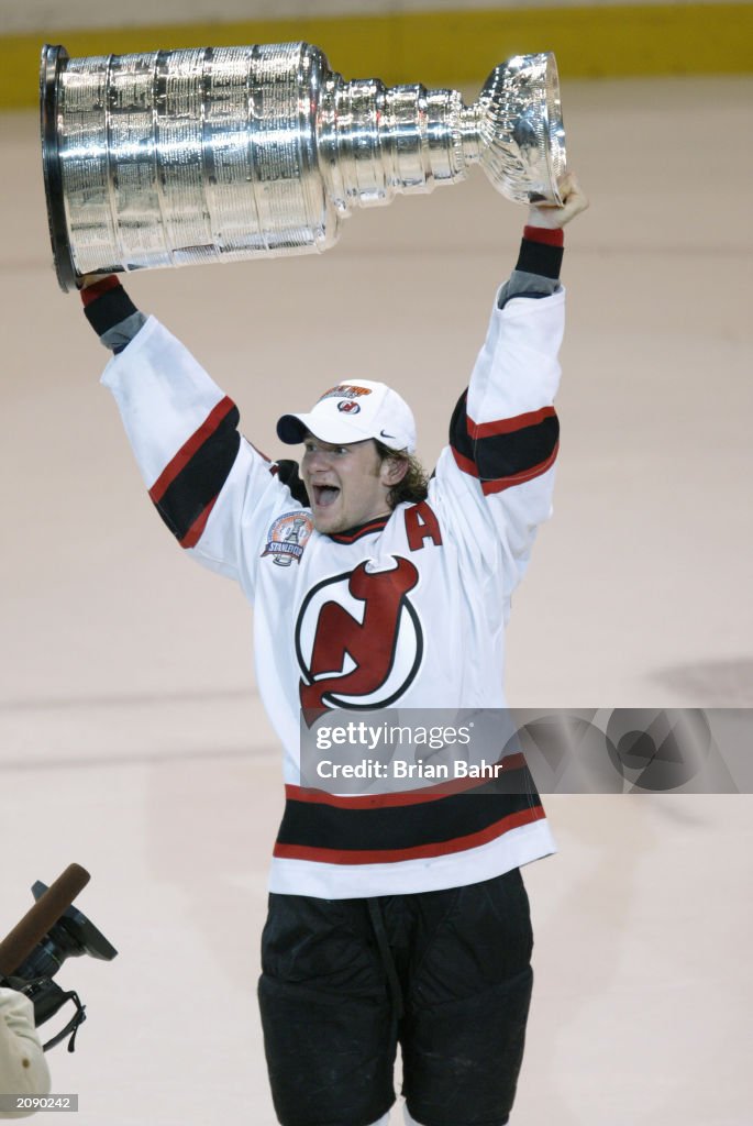 Elias holds up the Stanley Cup