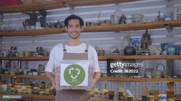 imprenditore pmi con imballaggi ecologici, materiali riciclabili al 100% - business sostenibile foto e immagini stock