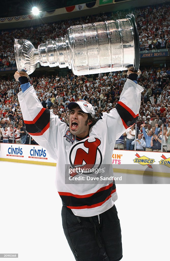 Scott Gomez rasies the cup