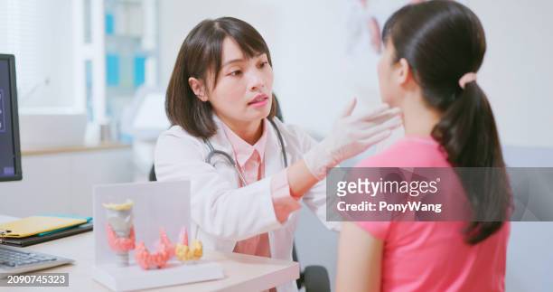 asian doctor physician palpate exam - throat exam 個照片及圖片檔