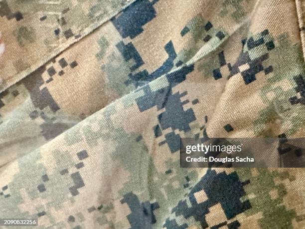 camouflaged pattern for hunting - uniforme militaire photos et images de collection