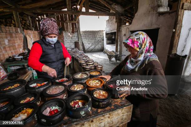 The casseroles of different sizes brought by housewives according to the number of people in the family are placed in the oven while the ovens in the...
