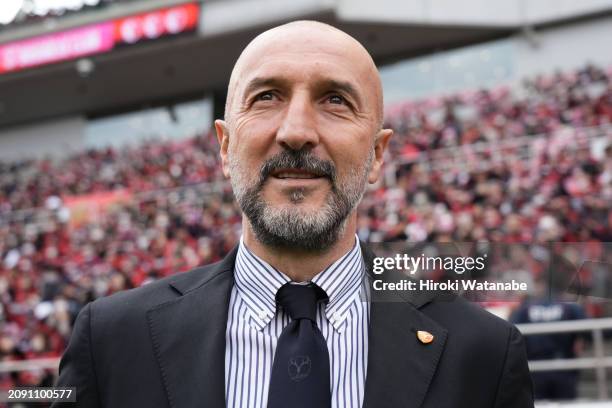 Ranko Popovic'coach of Kashima Antlers looks on prior to the J.LEAGUE MEIJI YASUDA J1 4th Sec. Match between Kashima Antlers and Kawasaki Frontale at...