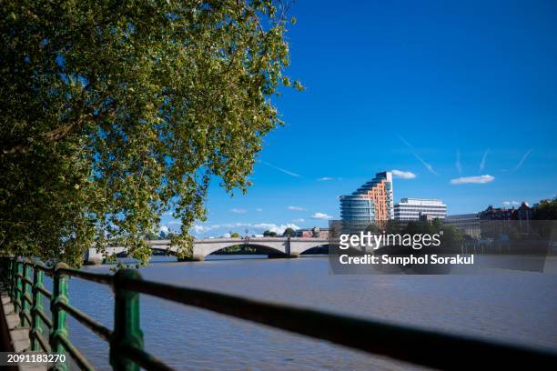 putney bridge crossing the river thames and putney embankment, london, uk - wandsworth stock pictures, royalty-free photos & images