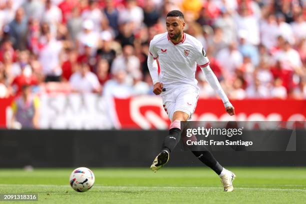 Yousseff En-Nesyri of Sevilla FC scores his team's first goal during the LaLiga EA Sports match between Sevilla FC and Celta Vigo at Estadio Ramon...