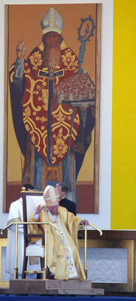 Pope John Paul II blesses believers during a Holly mass marking the canonization of sister Marije Petkovic in the Croatian town of Dubrovnik, 06 June...