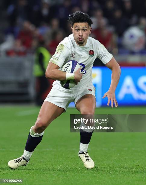 Marcus Smith of England runs with the ball during the Guinness Six Nations 2024 match between France and England at Groupama Stadium on March 16,...