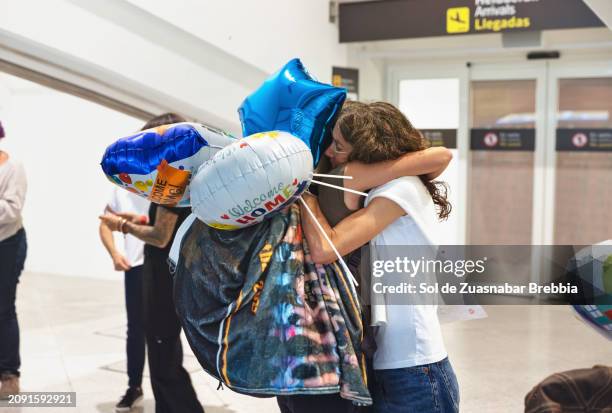 family reunion at the airport - family arrivals airport stock pictures, royalty-free photos & images